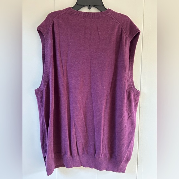 Men’s IZOD Big and Tall Fine Gauge V-Neck Sweater Vest - Picture 3 of 7